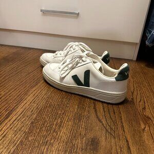 Veja V-12 Sneaker in Extra-White & Cyprus